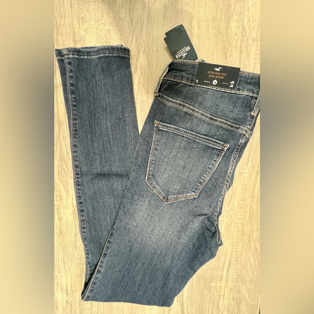 NWT Hollister Jeans Distressed Size 7L
28 waist 30 Long